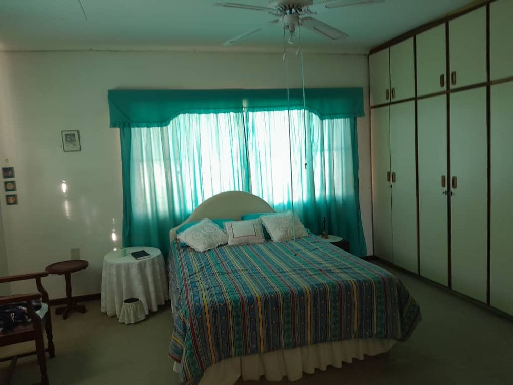 Main en-suite bedroom with BIC