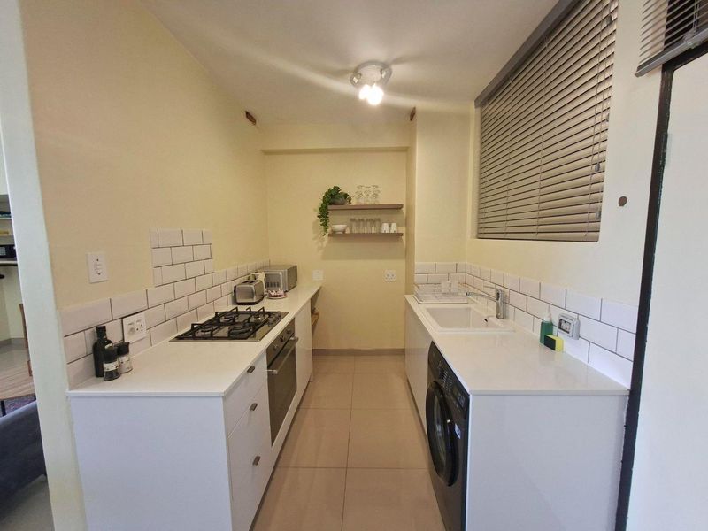 Bright and Spacious Fully Furnished Studio Apartment to Rent in Illovo Mews - Photo 3