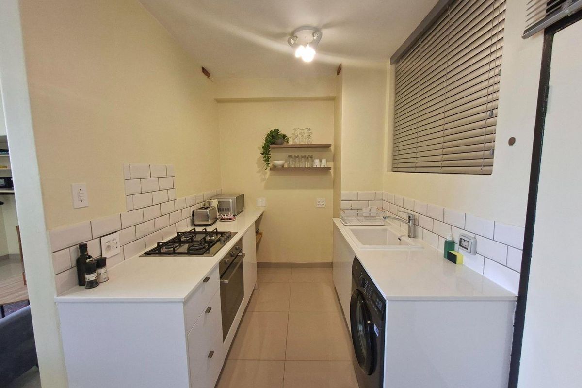 Bright and Spacious Fully Furnished Studio Apartment to Rent in Illovo Mews - Photo 3