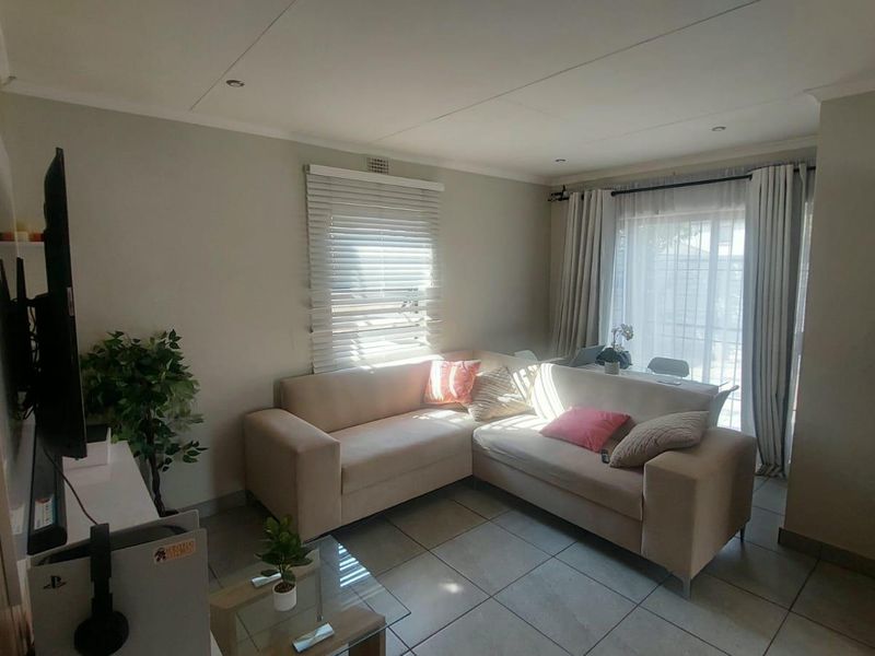 Modern Comfort: 2-Bedroom Home with Open-Plan Design! - Photo 7