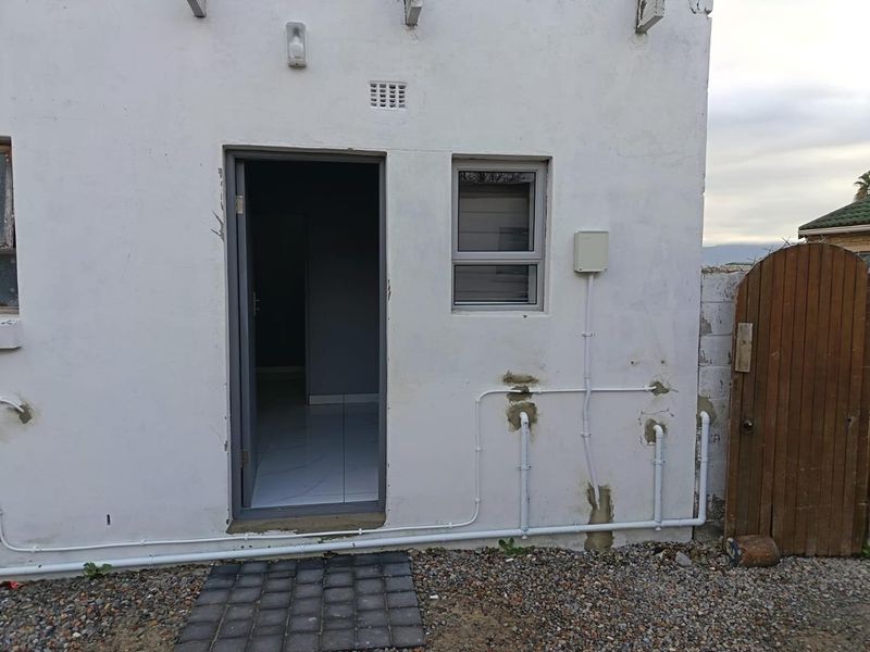 Spacious one-bedroom garden cottage in Bernadino Heights to rent - Photo 10