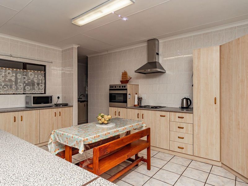 Spacious 3 Bedroom house in Fraaiuitsig on the Garden Route - Photo 7