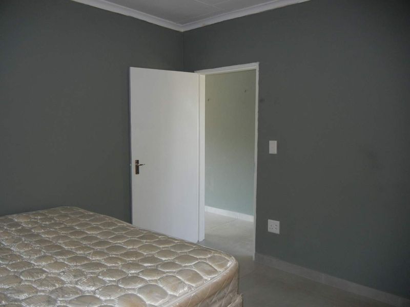 Two bedroom Cottage in Brackendowns - No Pets allowed - Photo 8