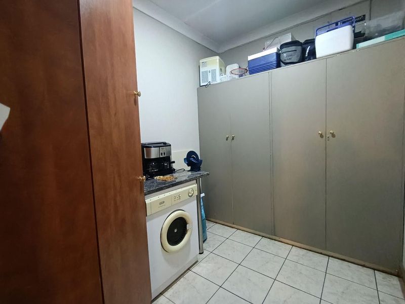 Spacious Living with Rental Income in Universitas - Photo 7