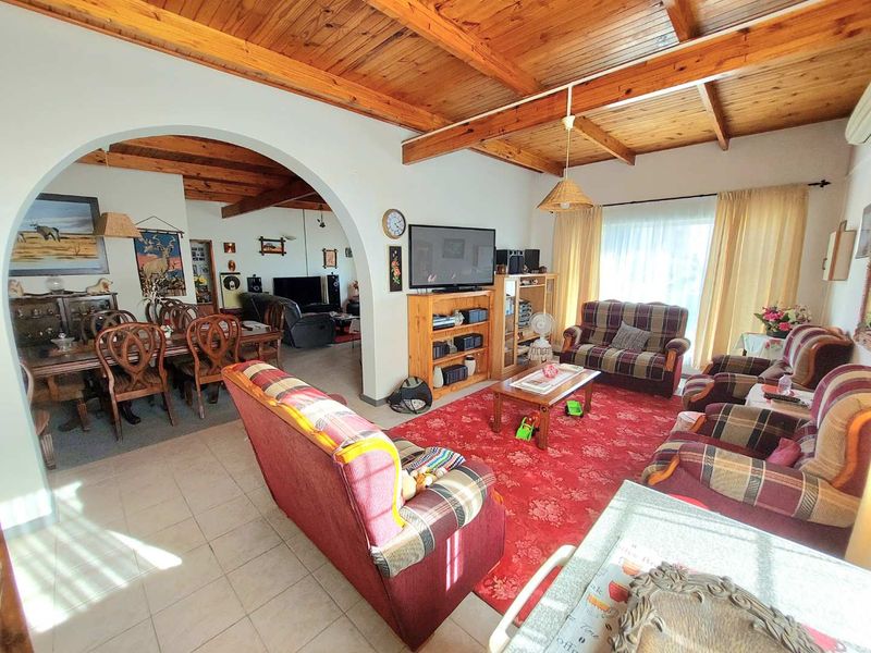 Spacious 3 Bedroom Home with Additional Flat - Photo 4