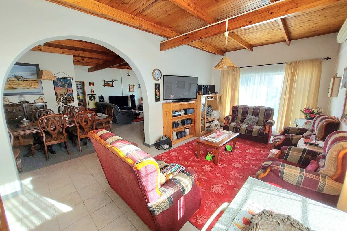 Spacious 3 Bedroom Home with Additional Flat - Photo 4