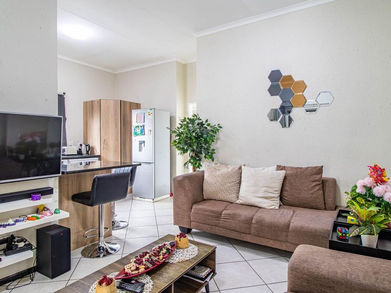 Charming First-Floor Unit: Comfort & Convenience Await! - Photo 8