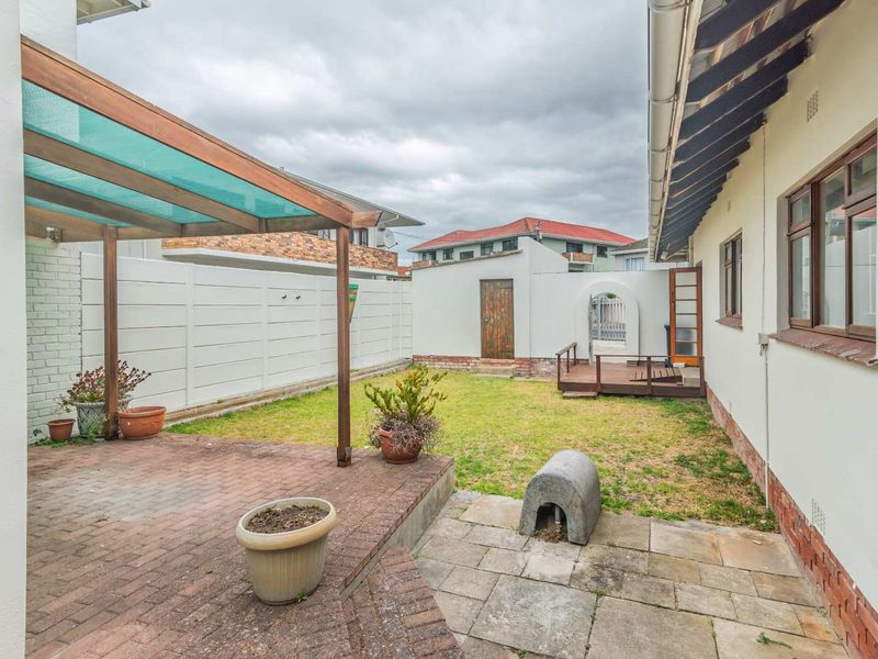 Large 3 bedroomed home on a large 516m2 corner plot, well located in Fish Hoek. - Photo 10