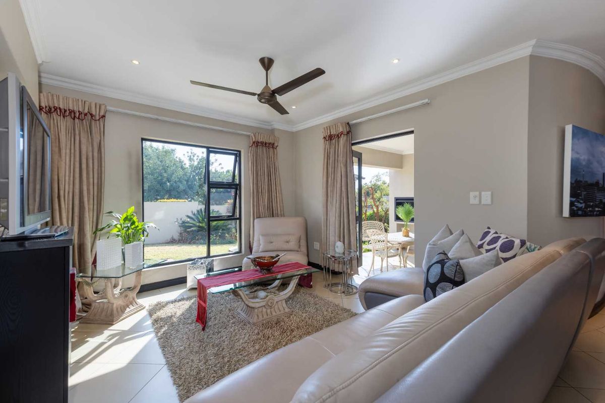 DELIGHTFUL DUPLEX LIVING IN THE HEART OF NORTHRIDING - Photo 3