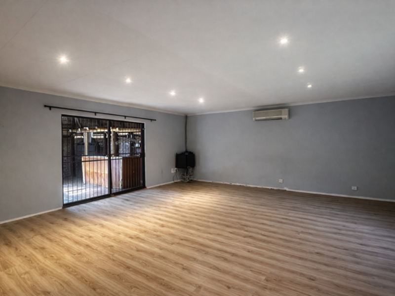 Family Home with Pool & Braai Room in Langenhovenpark - Photo 7