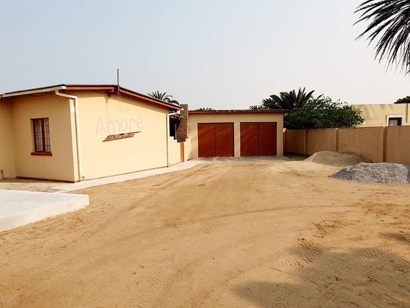This property is centrally situated and walking distance to all amenities and the sea. - Photo 3