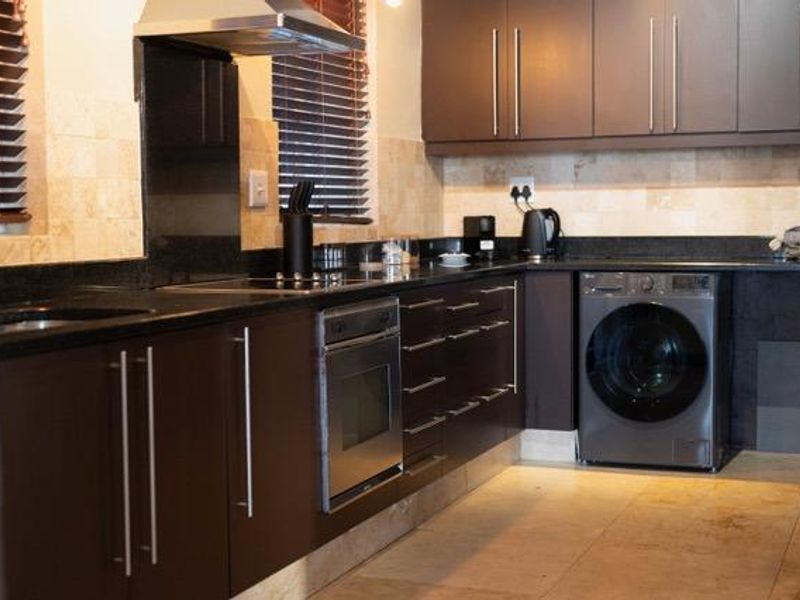 Modern 2 - Bedroom City Retreat in Greenmarket Square – Newly Renovated! - Photo 10