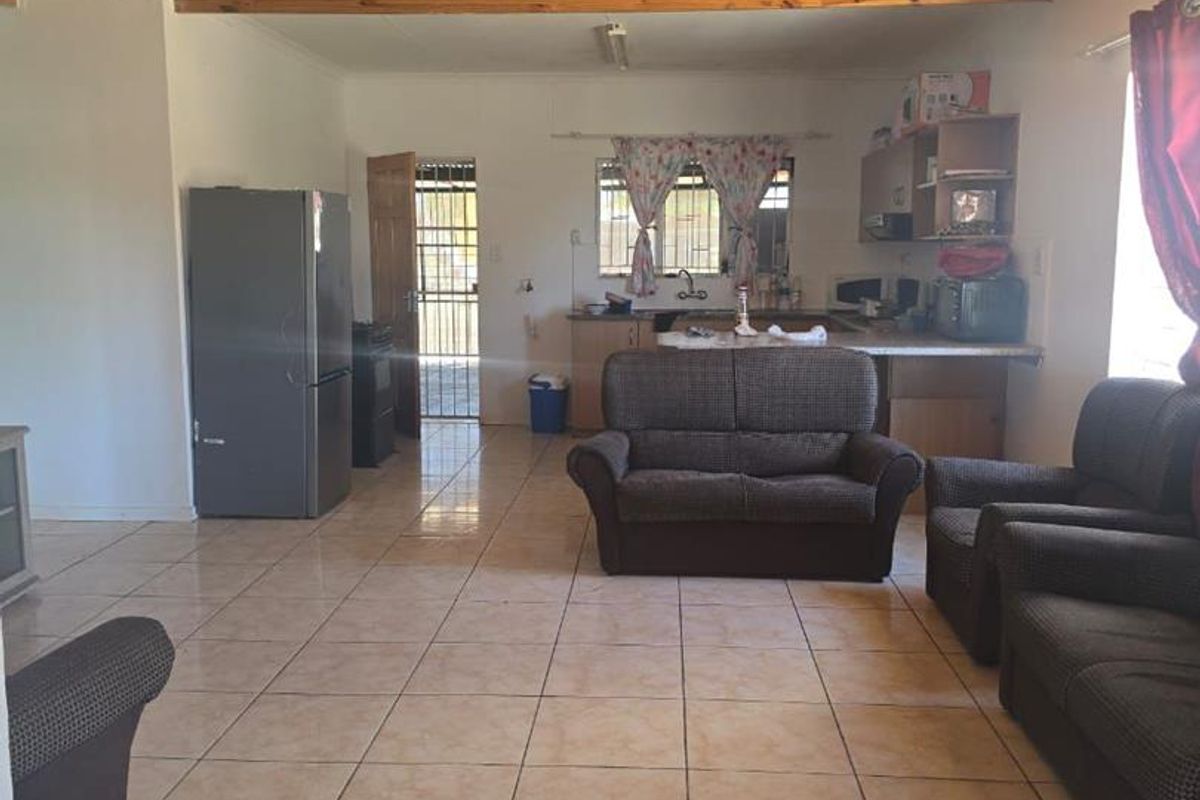 Keetmanshoop Westdene Ext 2: For Sale Neat 4 Bedroom House - Photo 4