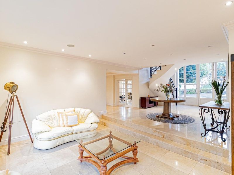 Elegant 5-Bedroom Residence Perfect for Comfort & Style - Photo 4