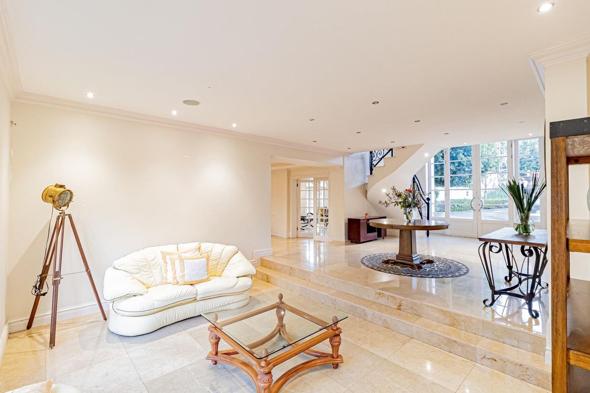 Elegant 5-Bedroom Residence Perfect for Comfort & Style - Photo 4