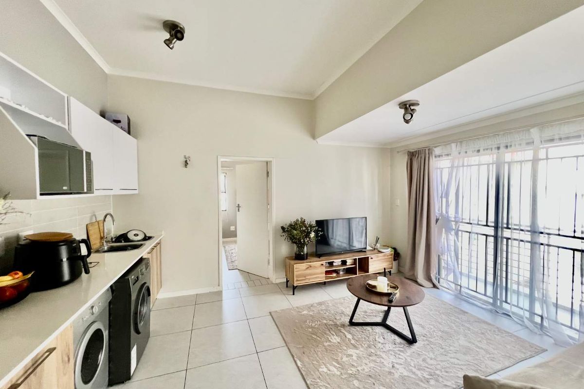 Charming Apartment: Perfect Blend of Comfort & Value - Photo 3