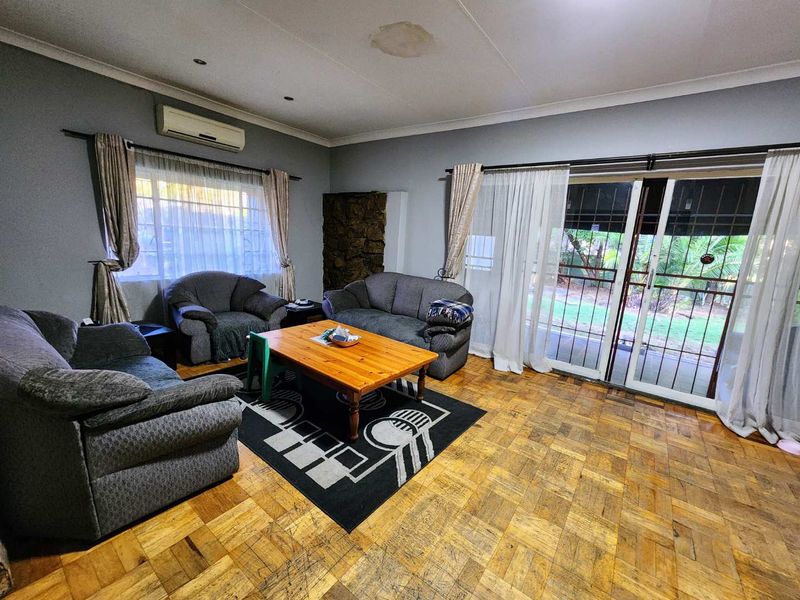 Family Haven with a Private Flatlet and Lush Garden - Photo 4