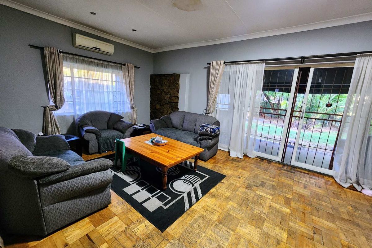 Family Haven with a Private Flatlet and Lush Garden - Photo 4