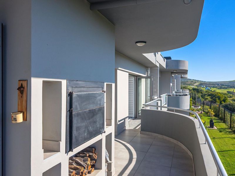 Penthouse perfection: Close to beaches, shops & views - Photo 4