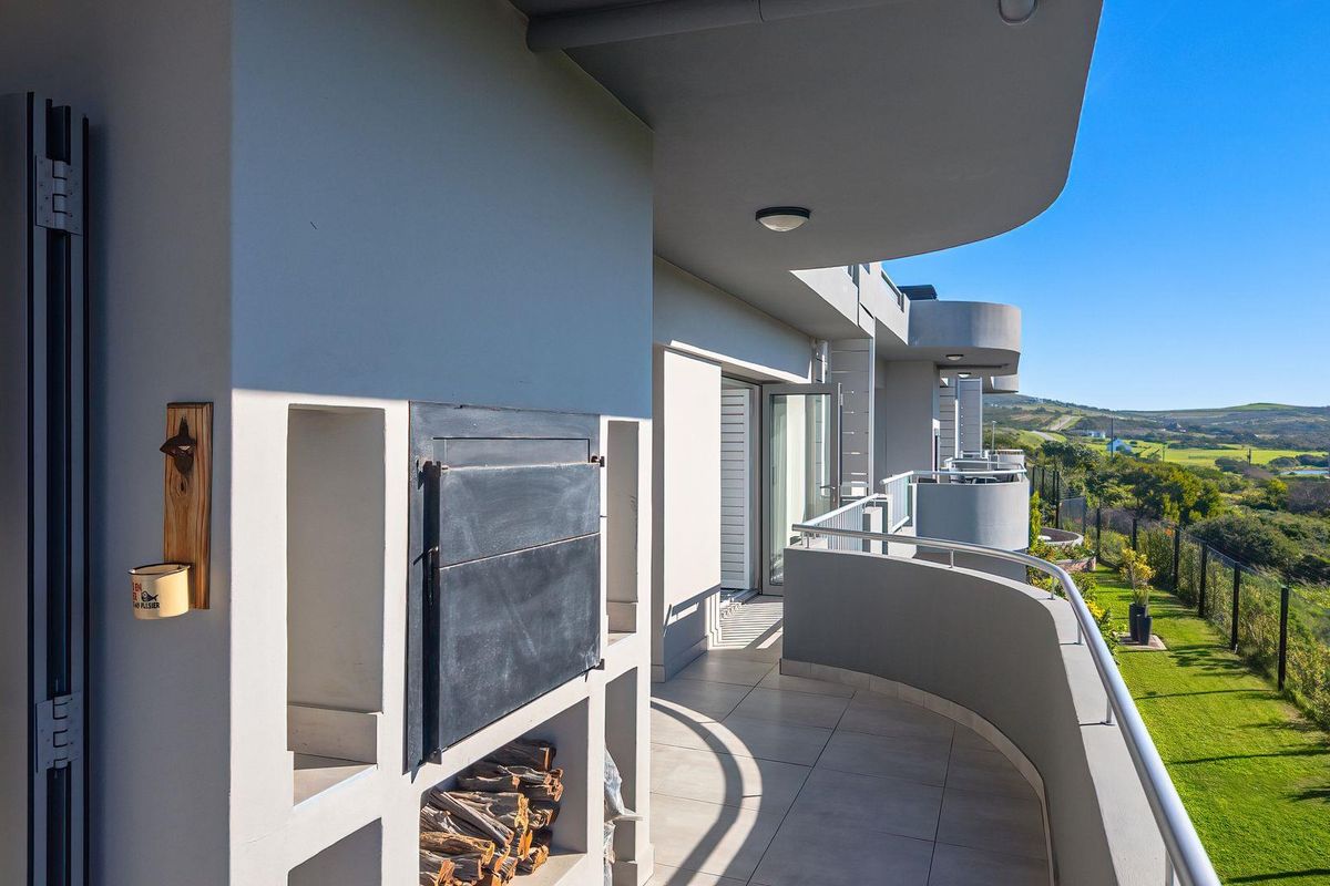 Penthouse perfection: Close to beaches, shops & views - Photo 4
