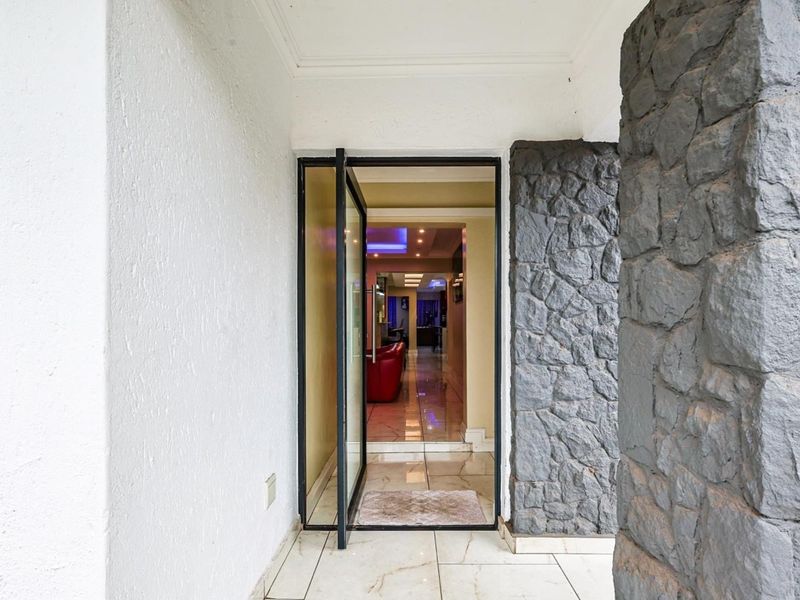 Luxury 5-Bedroom Fully Furnished Home for Rent in Exclusive Gated Estate – East of Pretoria - Photo 2
