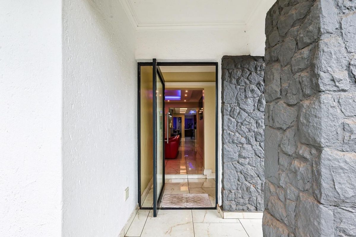 Luxury 5-Bedroom Fully Furnished Home for Rent in Exclusive Gated Estate – East of Pretoria - Photo 2