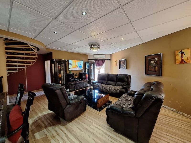 3 Bedroom House for Sale - Photo 2
