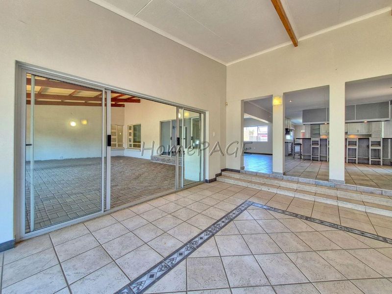 Central, Walvis Bay:  SPACIOUS HOME WITH TWO FLATS is for Sale - Photo 9
