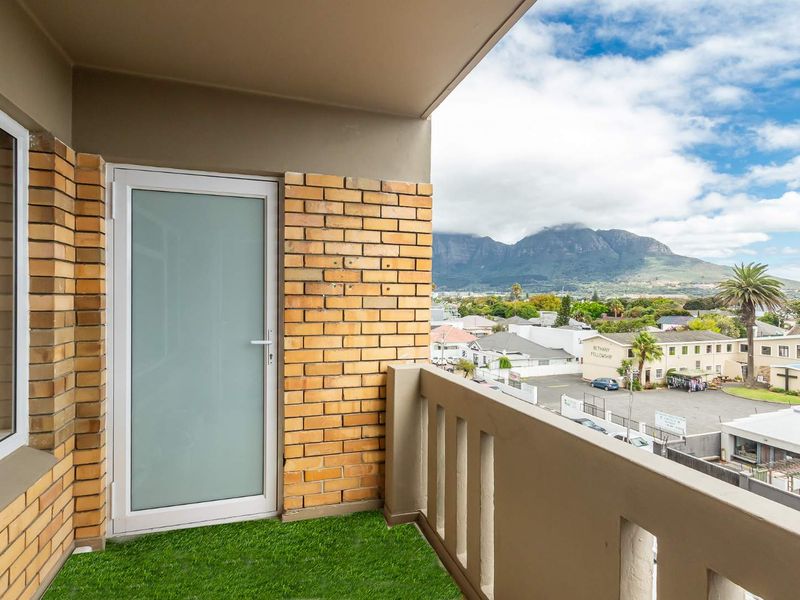 Stunning, newly renovated north-facing apartment offering modern luxury and exceptional natural light - Photo 4