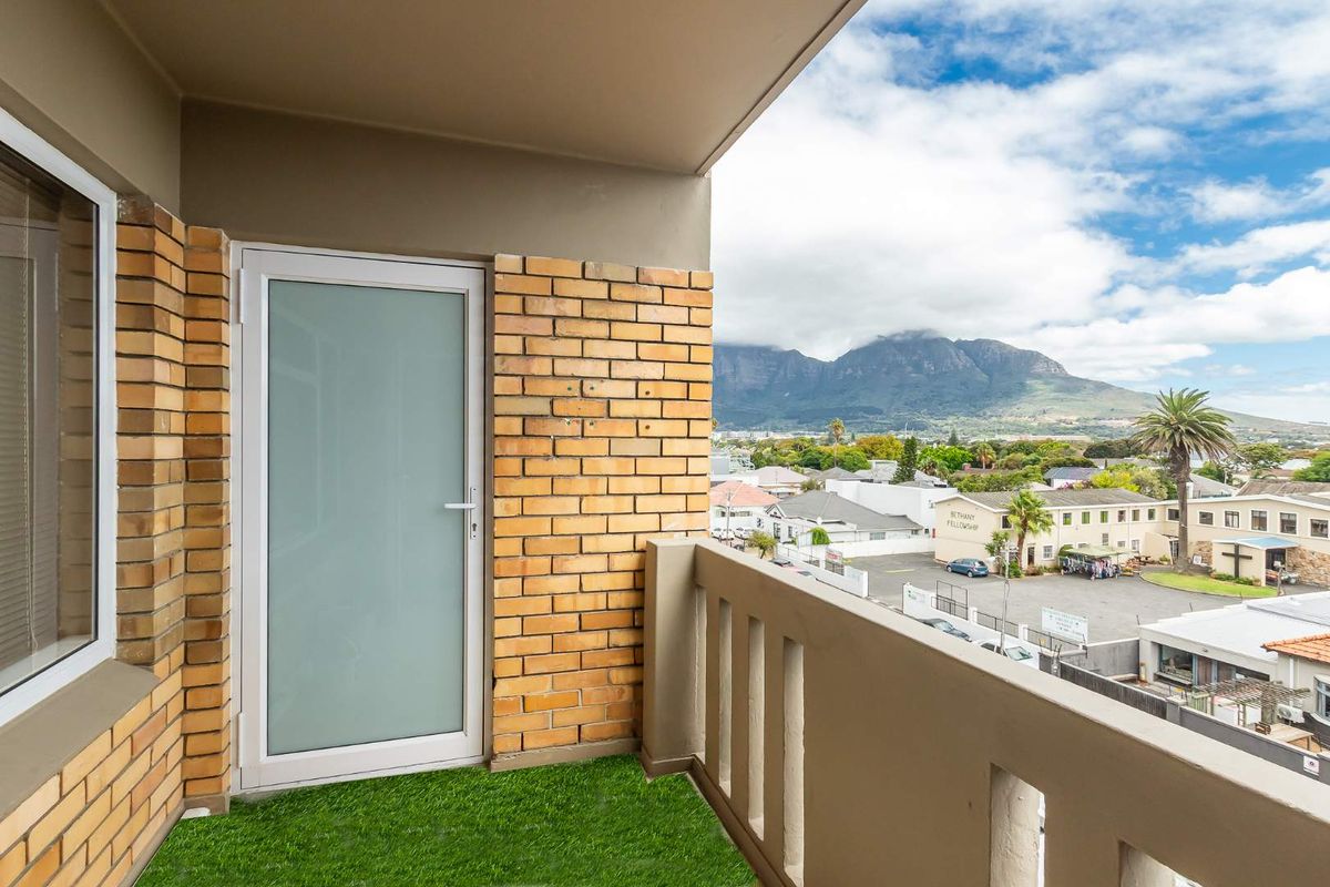 Stunning, newly renovated north-facing apartment offering modern luxury and exceptional natural light - Photo 4