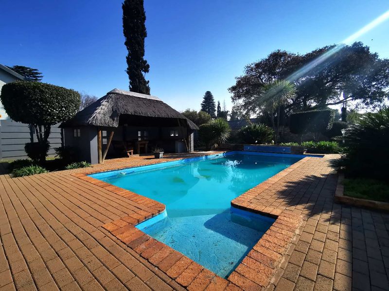 Exceptional Family Estate with Cottage, Flatlet & Entertainment Facilities - Photo 1