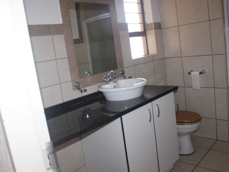 Modern 1 bedroom Unit at Embassy Place | R6 500 - Photo 5