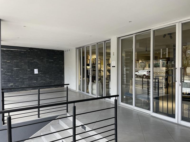 "Dynamic Workspace: 235m2 Office with Kitchenette and Storage!" - Photo 9