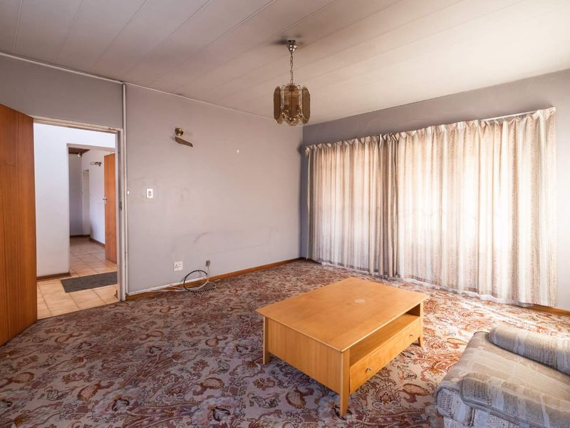 Fix Me Up 5 Bedroom House Including Furniture For Sale - Photo 2