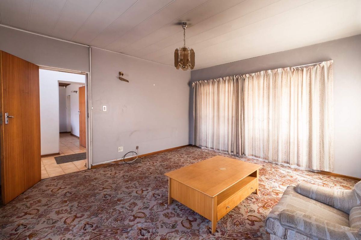 Fix Me Up 5 Bedroom House Including Furniture For Sale - Photo 2