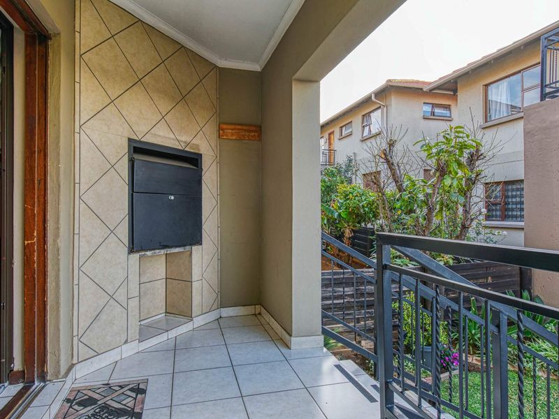 Lovely ground floor pet-friendly unit in secure complex - Photo 3