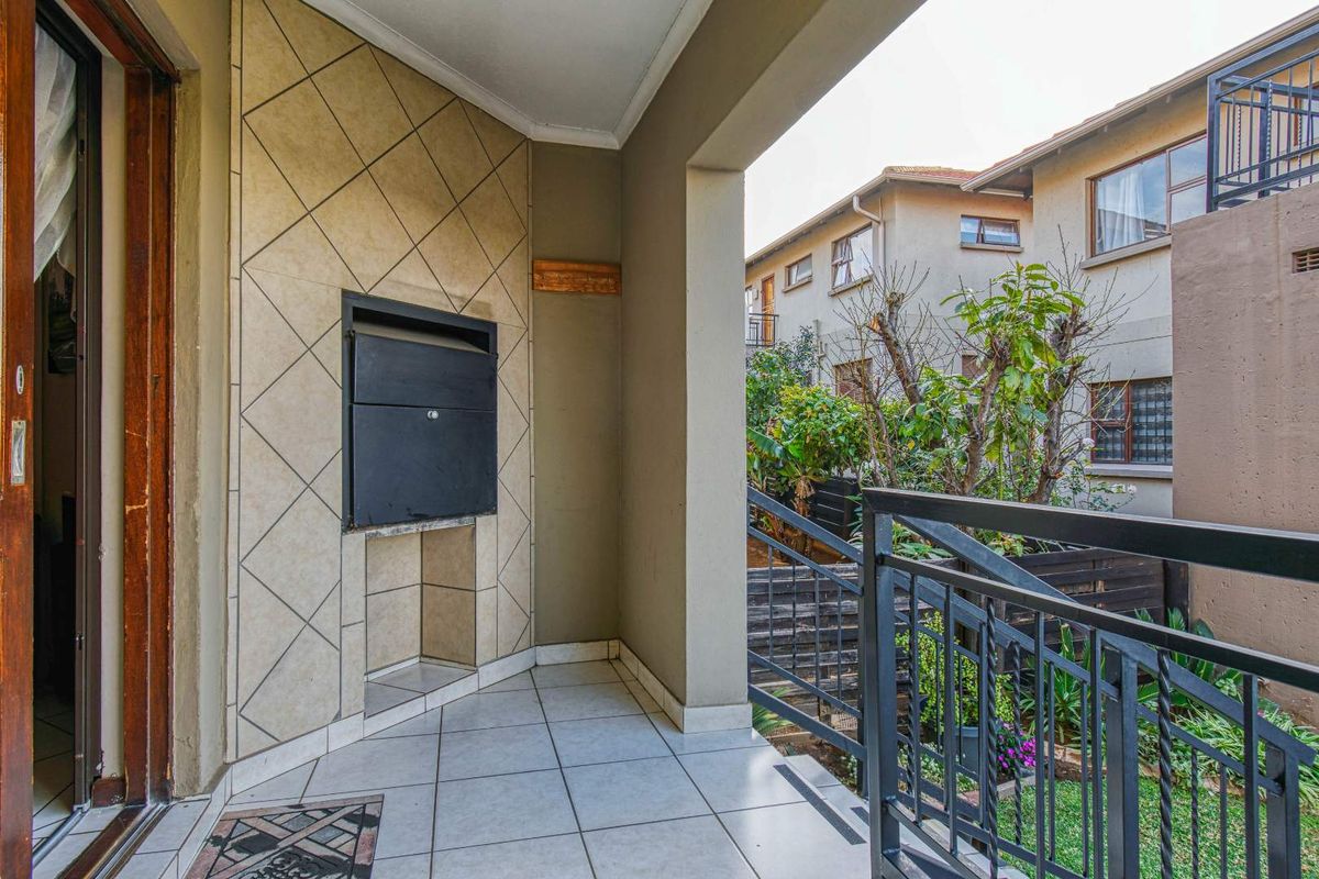 Lovely ground floor pet-friendly unit in secure complex - Photo 3