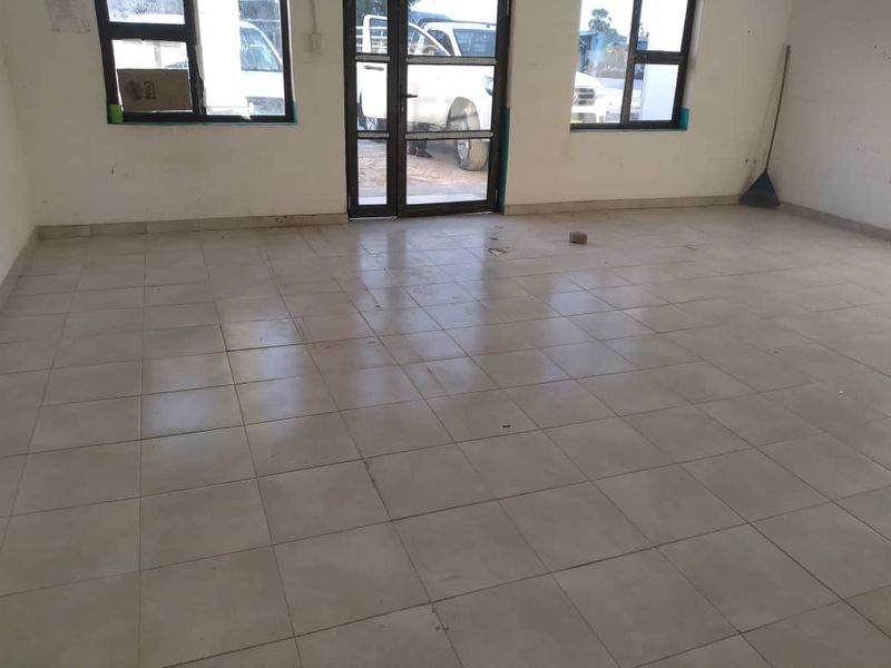 Oniipa, Rental Opportunity alongside Onandjokwe Main Road suitable for a small business e,g pharmacy, butchery, cosmetics shop etc - Photo 3