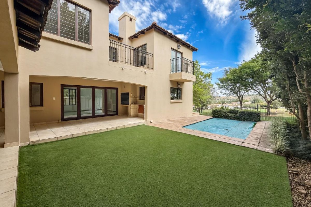 Waterkloof Golf Estate Gem – 4 Beds, Pool, Golf Course Views & Pure Elegance - Photo 2