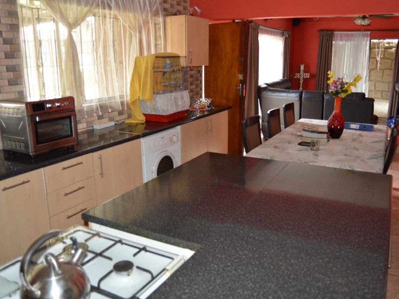 Family Home With A Flatlet In Dinwiddie - Photo 8