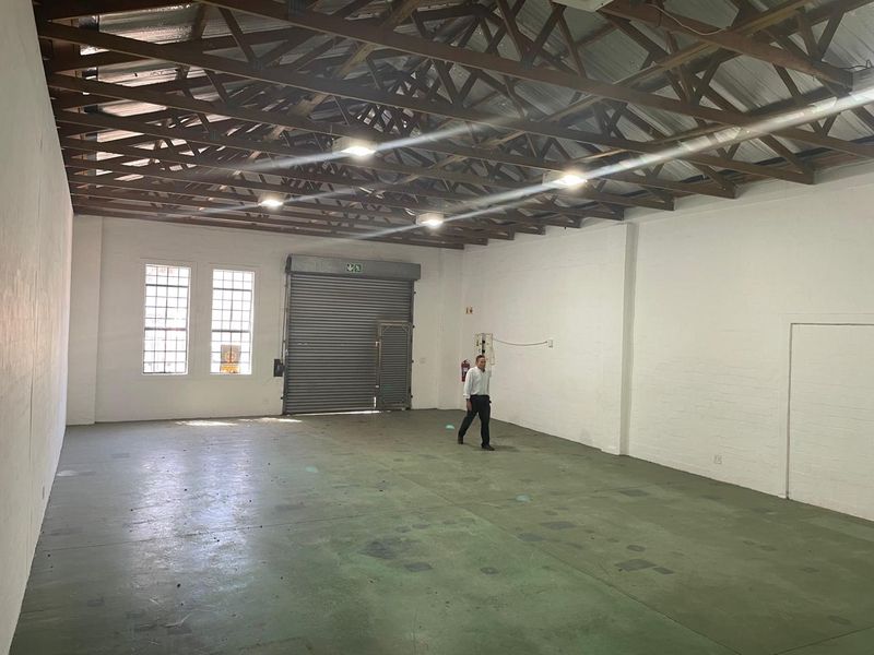 200m2 TO LET HIGHLY VISIBLE, DRIVE-IN ACCESS : RETAIL / OFFICE / WAREHOUSE / - Photo 5
