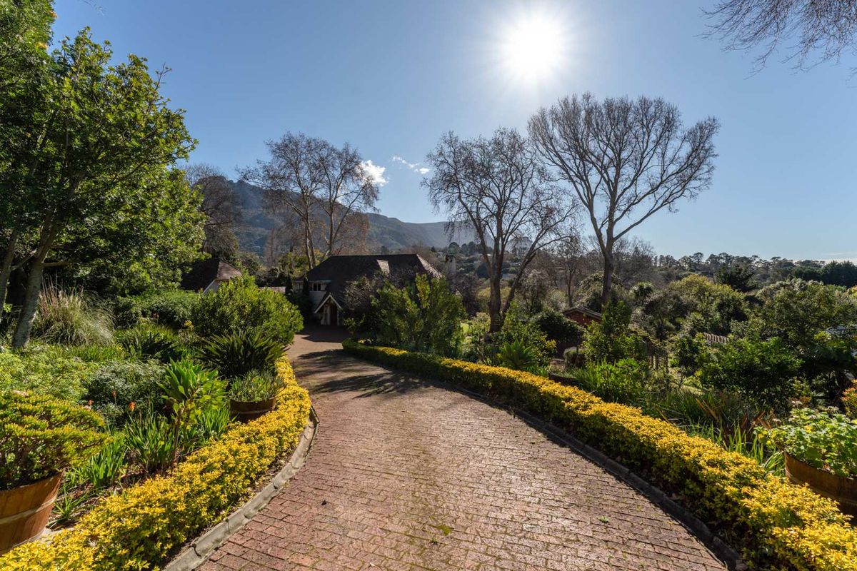 Where Grace Meets Grandeur in Constantia Upper - Photo 4