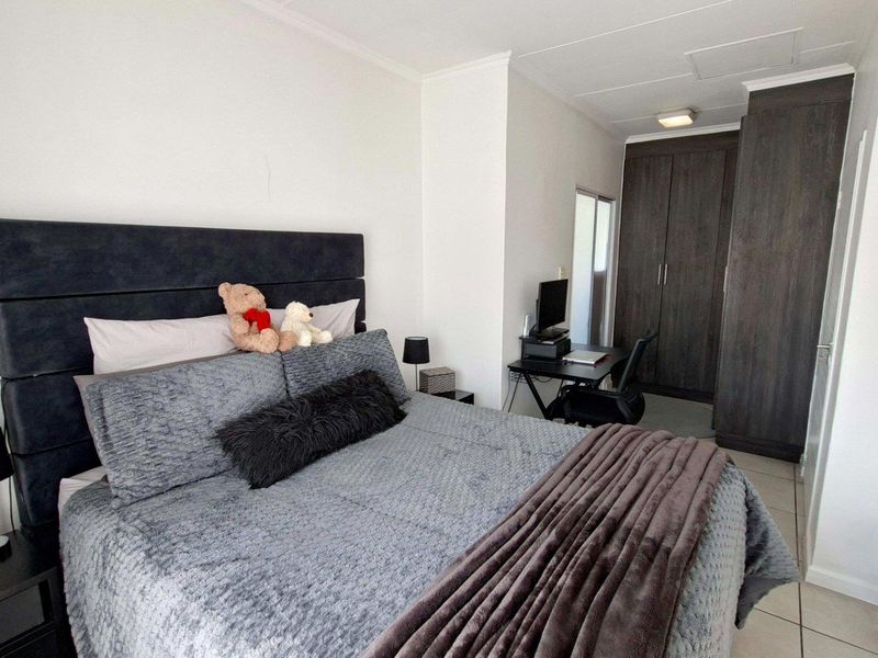 Lovely 1 bedroom, 1 bathroom, top floor apartment for sale in Petervale - Photo 8