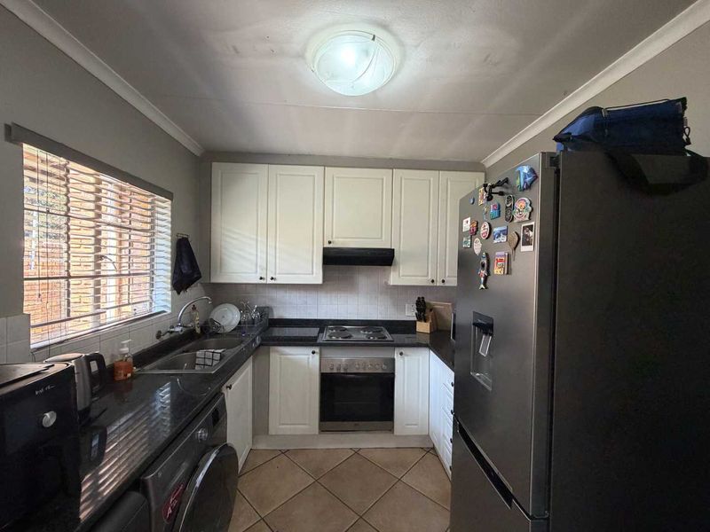 Charming 2-Bedroom Townhouse with Garden & Patio -  In a secure estate! - Photo 7