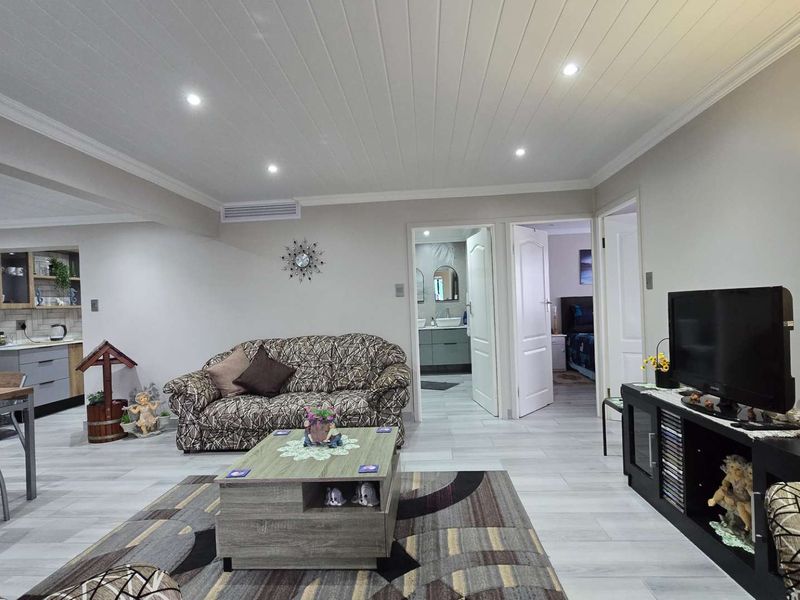 Refurbished Townhouse with bachelors flat - Photo 4