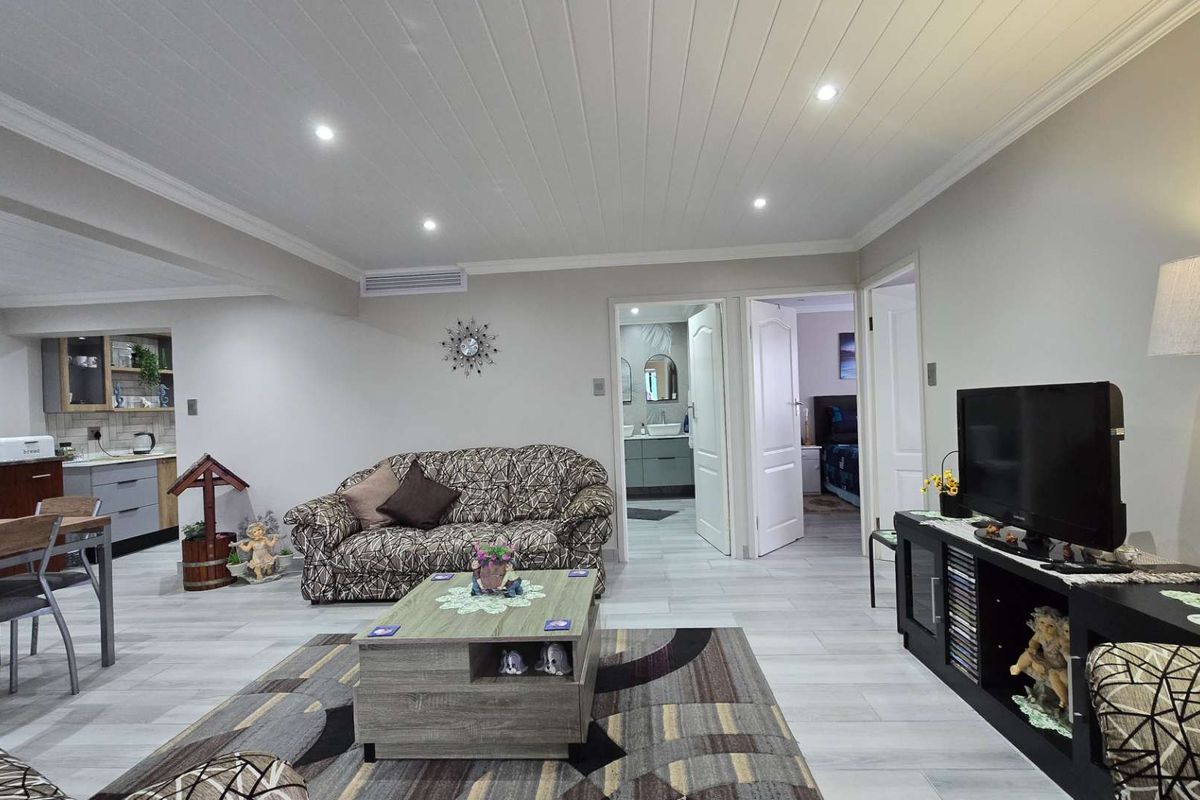 Refurbished Townhouse with bachelors flat - Photo 4