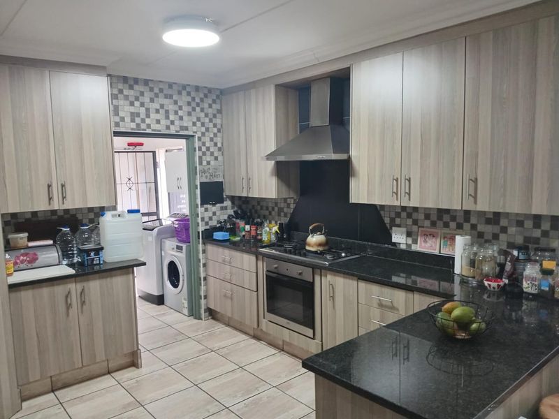 Spacious Veld En Vlei Home with Pool, Open-Plan Living, Double Garage - Photo 3