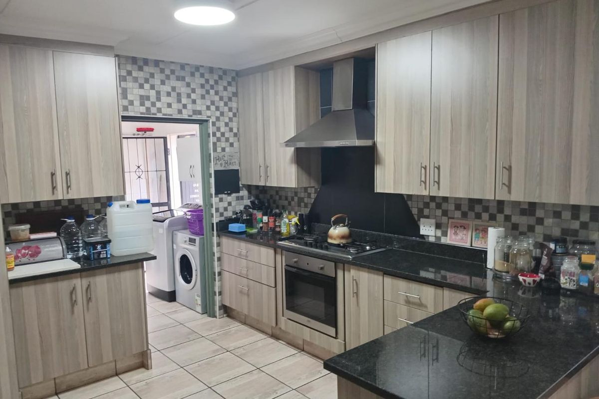 Spacious Veld En Vlei Home with Pool, Open-Plan Living, Double Garage - Photo 3