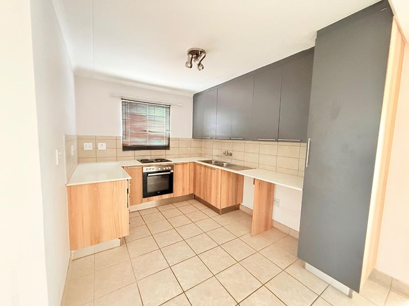 Elegant Living: 3-Bedroom Oasis in Octave Complex - Photo 4