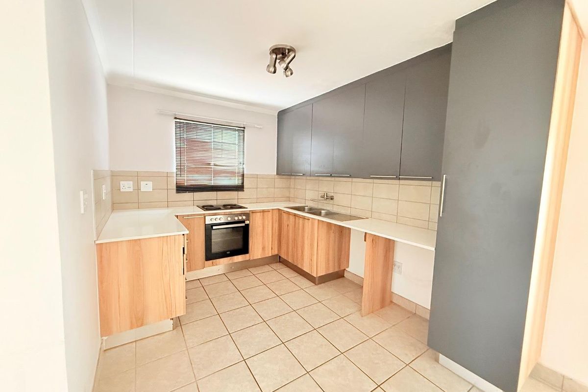 Elegant Living: 3-Bedroom Oasis in Octave Complex - Photo 4